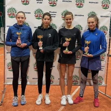 Komplet pucharów zawodniczek Sopot Tenis Klubu w OTK Młodziczek w Braniewie w dniach 13-15.11.2021.