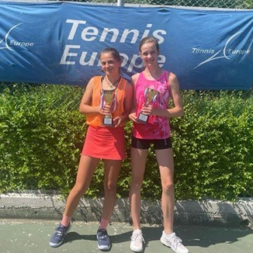 Hania z pucharem w Tennis Europe.