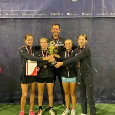 Młodziczki Sopot Tenis Klub wracają z DMP U14 z brązowym medalem.