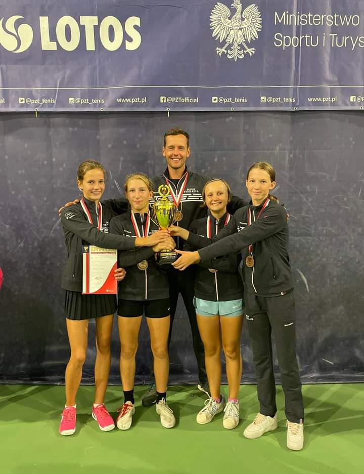 Młodziczki Sopot Tenis Klub wracają z DMP U14 z brązowym medalem.