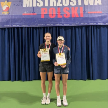 Maja z dwoma medalami Halowych Mistrzostw Polski Kadetek.