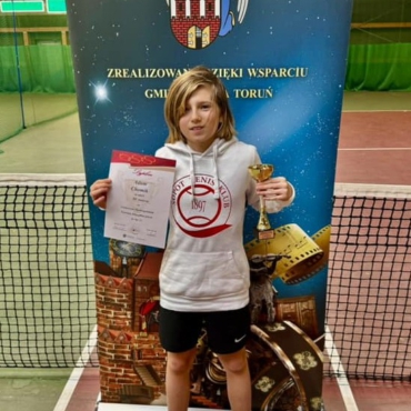 Adam i Michał wracają z Torunia z pucharami.